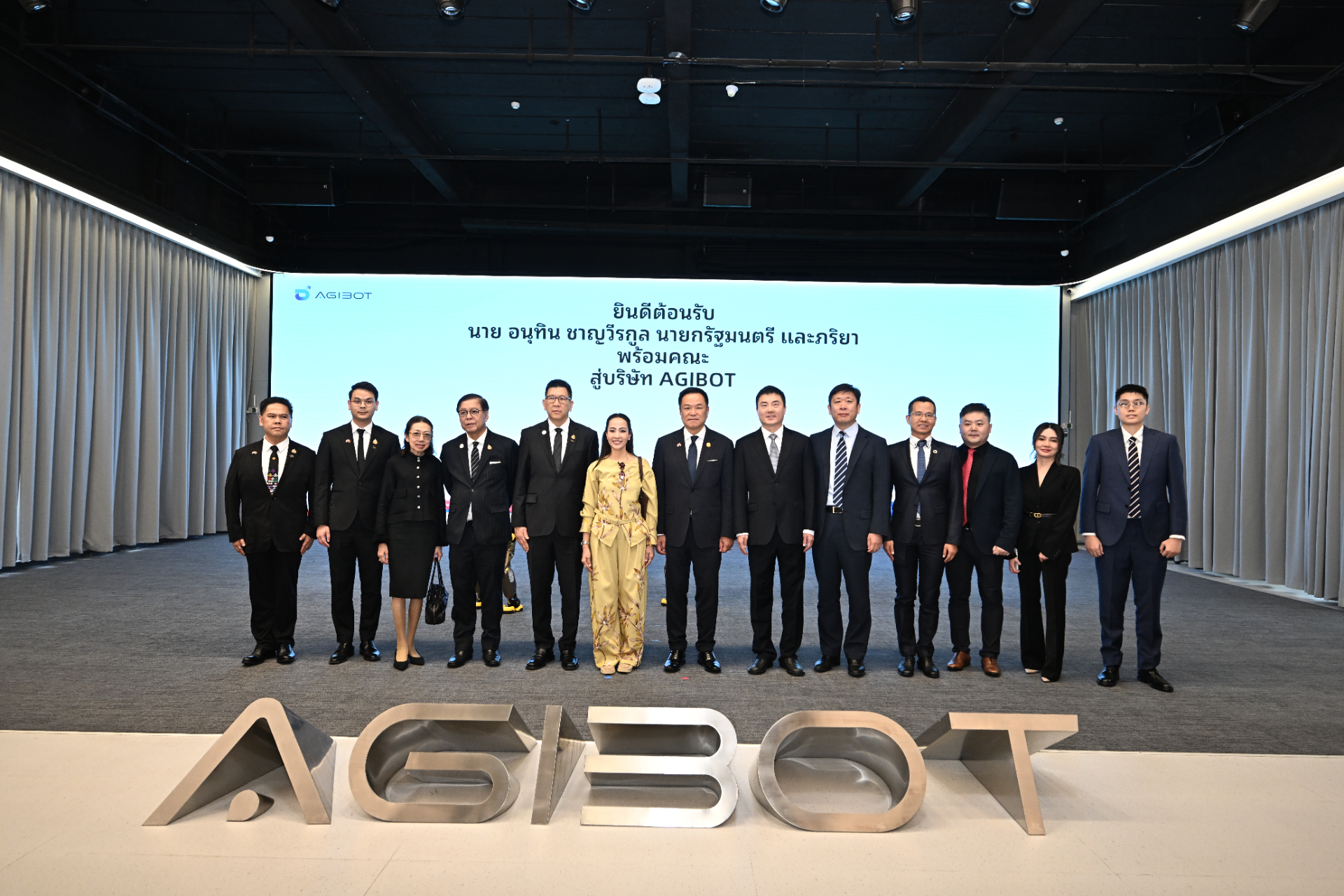 泰国总理阿努廷莅临壹号娱乐考察交流，点赞中国具身智能！